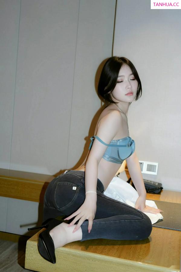 汁汁  [XiuRen]高清写真图 2025.09.19 No.10785 汁汁 性感白T第31张图片